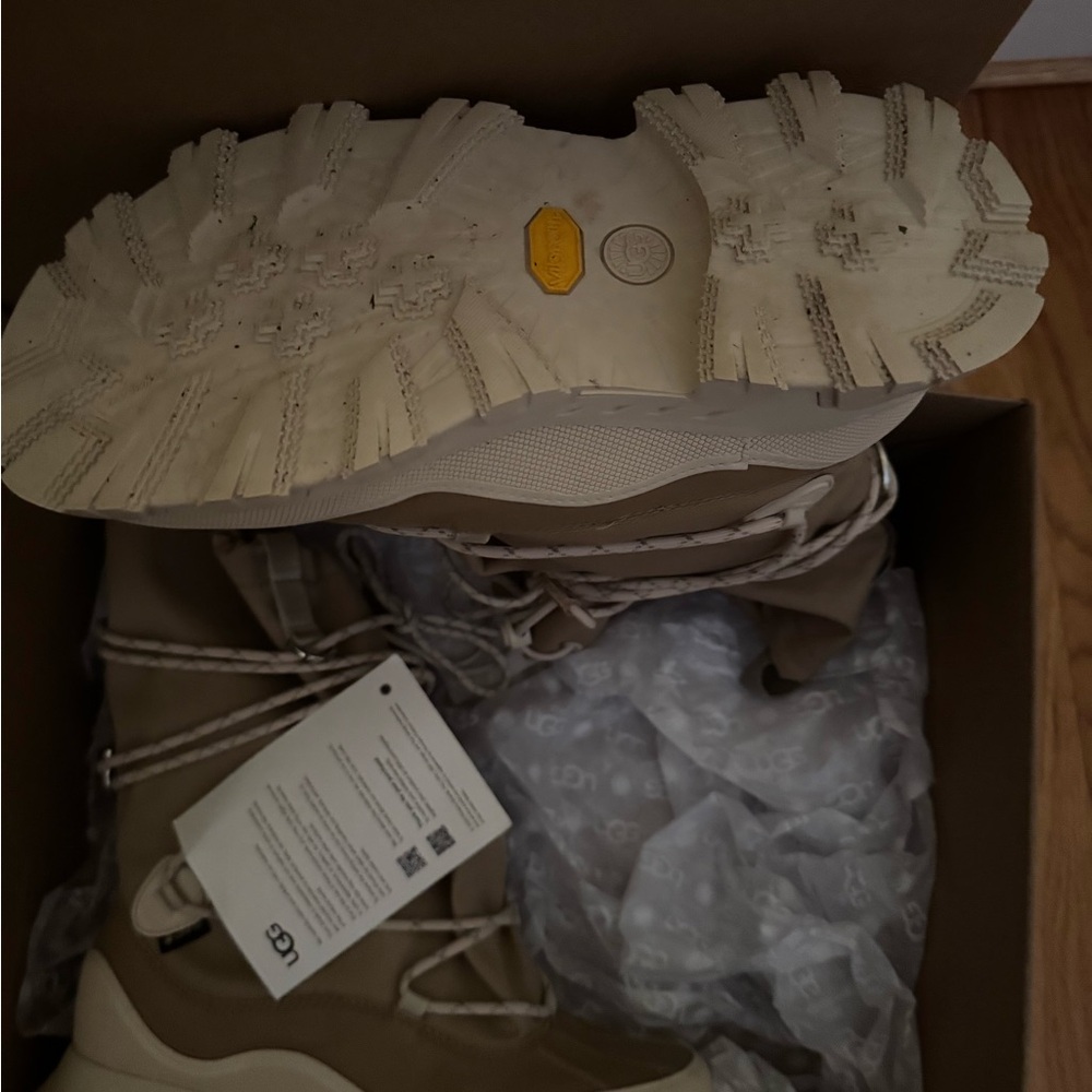 UGG Women's MetroPeak Boot - Like New - Picture 4 of 5
